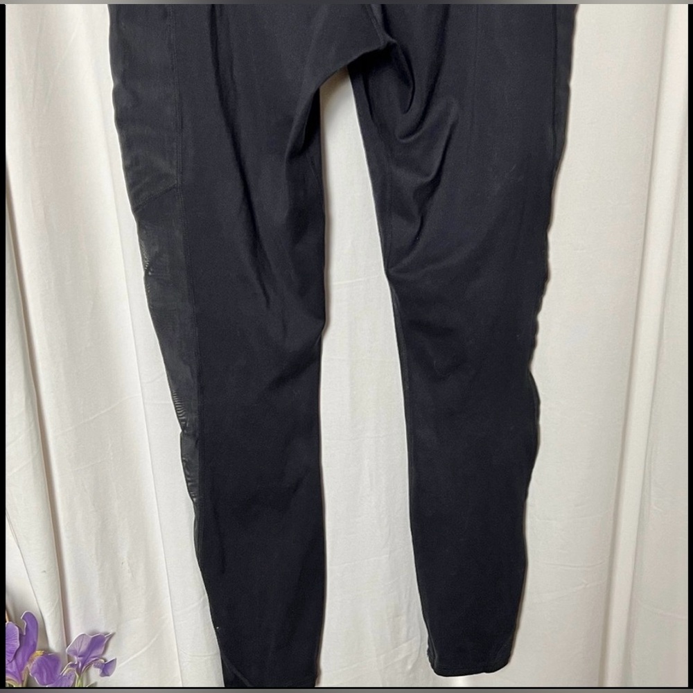 Fabletics Black High-Waisted 7/8 Pocket Leggings with Mesh Sides Size Medium - Picture 6 of 8